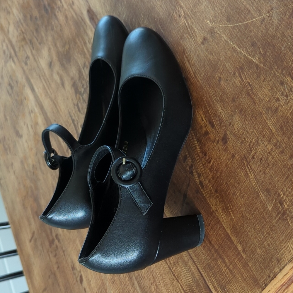 Women's heeled shoes
